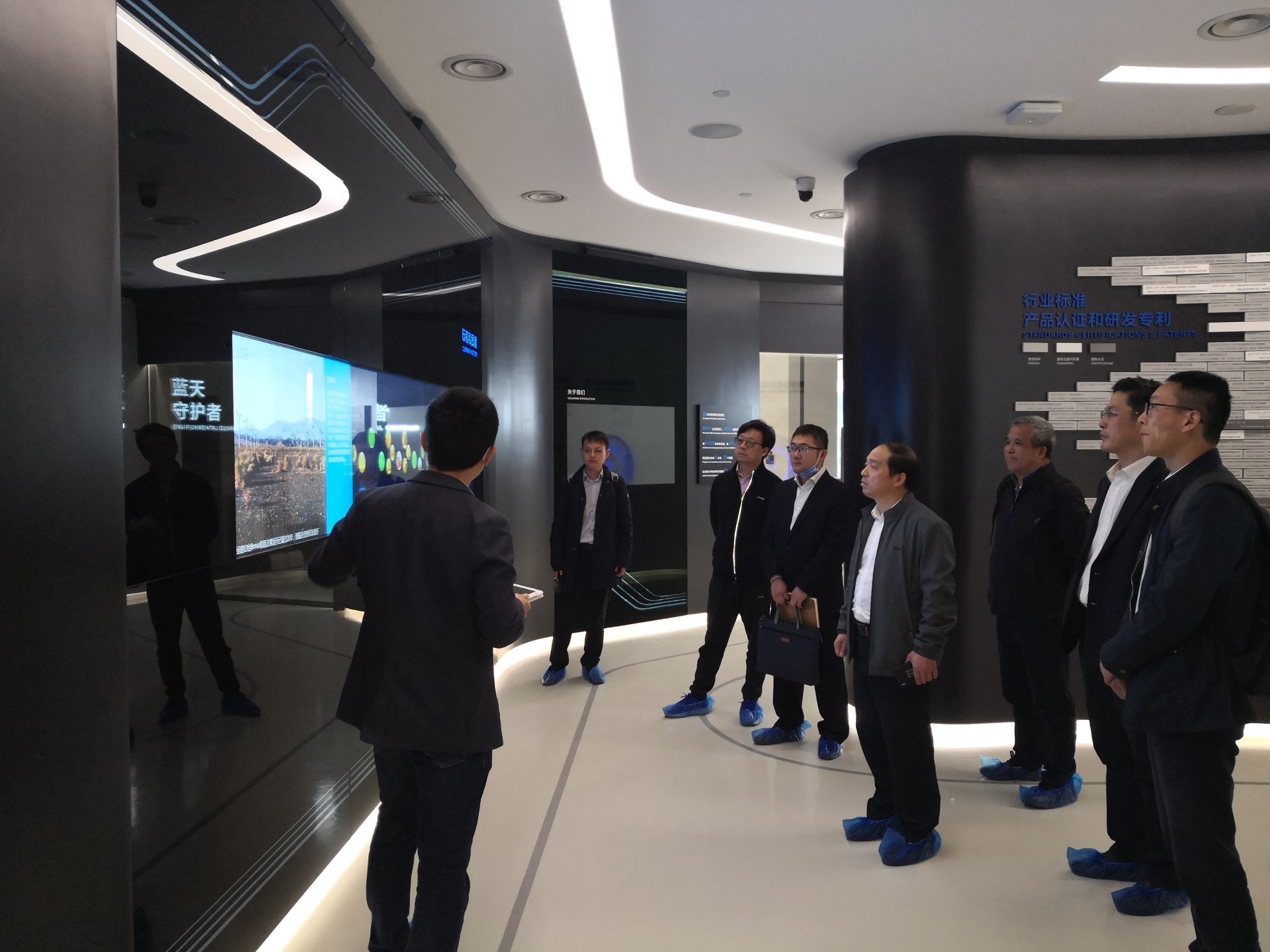长江生态环保集团一行莅临金年会官方体育登录入口参观座谈